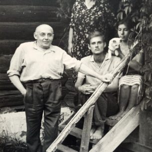 Групповая на террасе: Илья Табенкин, Симона Миренская, Шауль Миренский, Зоя Миренская. Деревня Погост, 1986.