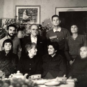 На групповом фото сидят слева направо: Екатерина Григорьева, Сафия Минеева, Симона Миренская, Илья Табенкин. Стоят: Ибрагим Минеев, Моисей Рабинович, Шауль Миренский, Александра Миренская. Москва, 1987.