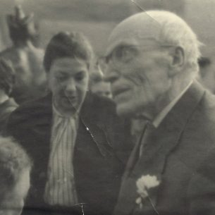 Фото с персональной выставки А. Т. Матвеева, Москва, 1959: А. Матвеев, Наталия Северцова-Габричевская, Александра Миренская.